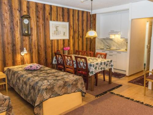 Zimmer mit einem Esstisch und einer Küche in der Unterkunft Holiday Home Kylpylä-hotelli- room 448 by Interhome in Ikaalinen