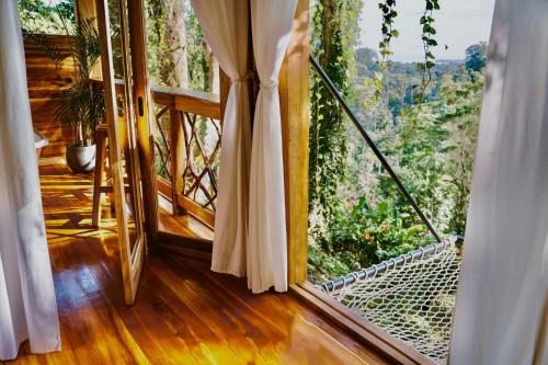 Un balcón o terraza de Jungle Spirit Treehouse