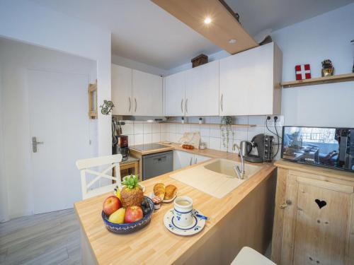 une cuisine avec un bol de fruits sur un comptoir dans l'établissement Apartment du Parc II-10 by Interhome, à La Grande Motte