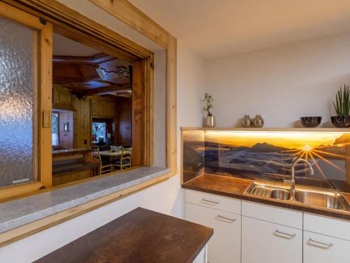 Η κουζίνα ή μικρή κουζίνα στο Holiday Home Alpenchalet Silbertal by Interhome