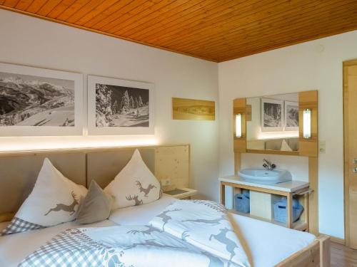 Ένα ή περισσότερα κρεβάτια σε δωμάτιο στο Holiday Home Alpenchalet Silbertal by Interhome