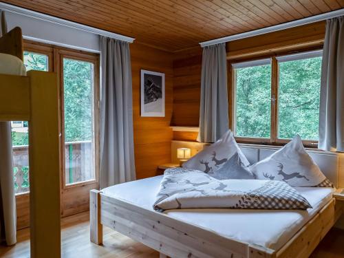 Ένα ή περισσότερα κρεβάτια σε δωμάτιο στο Holiday Home Alpenchalet Silbertal by Interhome