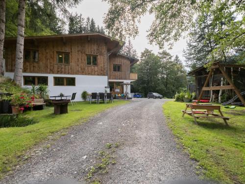 Κήπος έξω από το Holiday Home Alpenchalet Silbertal by Interhome