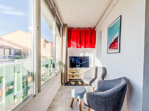 une chambre avec deux chaises et une fenêtre dans l'établissement Apartment Parc de la Mer-12 by Interhome, au Barcarès