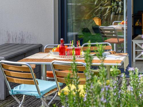 - une table et des chaises sur une terrasse avec des boissons dans l'établissement Apartment Villa Saint Julien by Interhome, à Quiberon