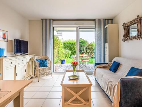 un salon avec un canapé et une table dans l'établissement Apartment Villa Saint Julien by Interhome, à Quiberon