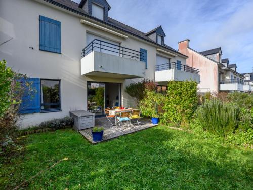une arrière-cour avec une table et des chaises devant une maison dans l'établissement Apartment Villa Saint Julien by Interhome, à Quiberon