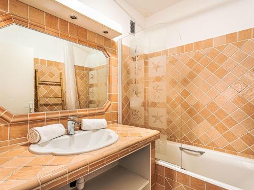 une salle de bain avec un lavabo et un miroir dans l'établissement Apartment Saint Antoine-3 by Interhome, à Saint-Tropez