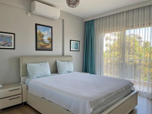 Postel nebo postele na pokoji v ubytování Deniz Manzaralı, Plaja 100 Metre, Luks Daire 3