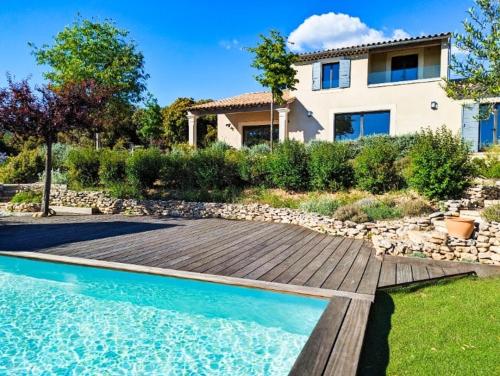 une maison avec une piscine et une maison dans l'établissement Les Bellonis - Villa au pied du Mont Ventoux, à Bédoin