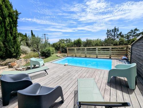 - une piscine sur une terrasse en bois avec des chaises et une table dans l'établissement Les Bellonis - Villa au pied du Mont Ventoux, à Bédoin