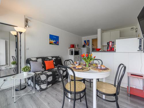 une cuisine et un salon avec une table et des chaises dans l'établissement Apartment Piscine et Plage by Interhome, à Quiberon