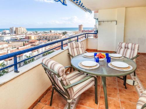 Una mesa y sillas en un balcón con vista al mar. en Apartment Bonaire III by Interhome, en Oropesa del Mar
