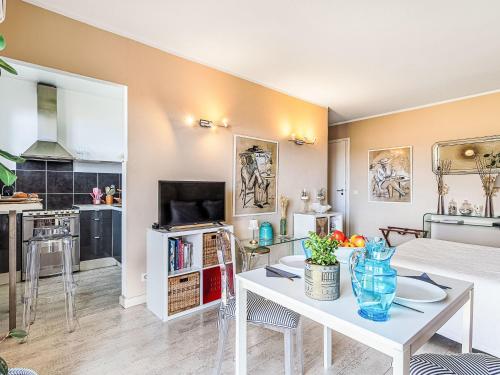 un salon avec une table et une cuisine dans l'établissement Studio Résidence du Port by Interhome, à Saint-Tropez