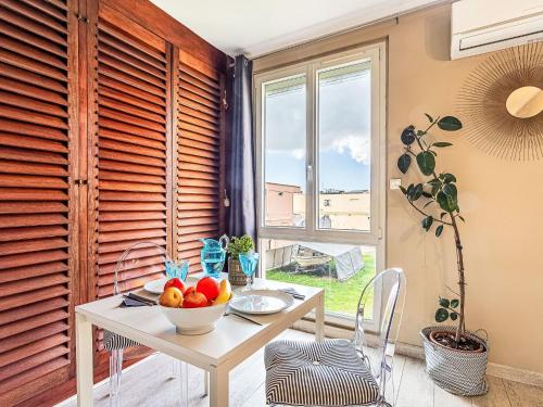 une table et des chaises dans une pièce avec une fenêtre dans l'établissement Studio Résidence du Port by Interhome, à Saint-Tropez