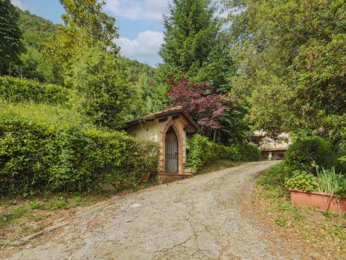 Κήπος έξω από το Holiday Home La Quercia by Interhome