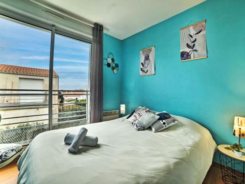 une chambre avec un grand lit avec une grande fenêtre dans l'établissement Holiday Home La Martignas 1 by Interhome, à Saint-Pierre-dʼOléron