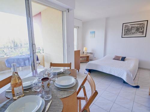 une salle à manger avec une table et un lit dans l'établissement Studio Les Rives Latines-4 by Interhome, à Fréjus