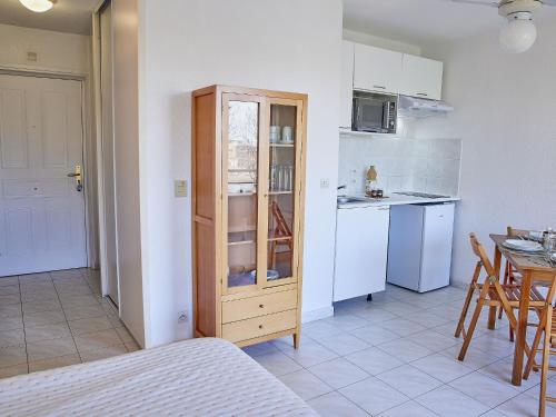 - une cuisine avec une armoire et une table dans une pièce dans l'établissement Studio Les Rives Latines-4 by Interhome, à Fréjus