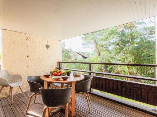 une pièce avec une table et des chaises sur un balcon dans l'établissement Apartment Pyrénées by Interhome, à Seignosse