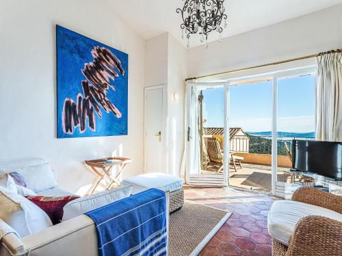 un salon avec un canapé et une télévision dans l'établissement Apartment Village de Silhouette-6 by Interhome, à Grimaud