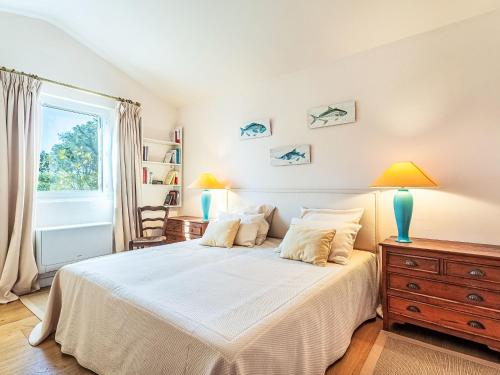 une chambre avec un lit et une fenêtre dans l'établissement Apartment Village de Silhouette-6 by Interhome, à Grimaud