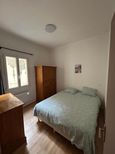 une chambre avec un lit et une fenêtre dans l'établissement La Vue du Rhône, à Arles