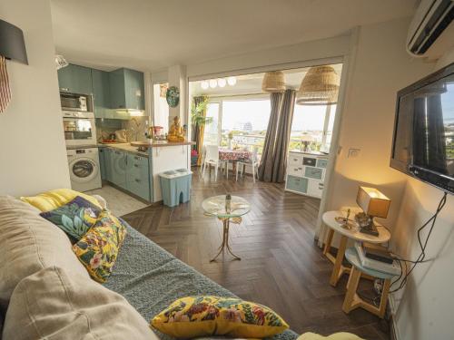 un salon avec un canapé et une cuisine dans l'établissement Apartment Les Jardins du Couchant-7 by Interhome, à La Grande Motte