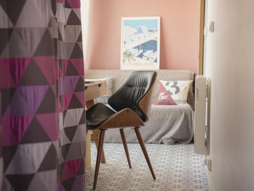 - une chaise noire dans une chambre avec un lit dans l'établissement Apartment Les Jardins du Couchant-7 by Interhome, à La Grande Motte