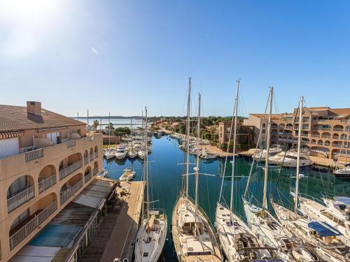 un groupe de bateaux est amarré dans un port de plaisance dans l'établissement Apartment Port de la Gavine I-4 by Interhome, à Hyères