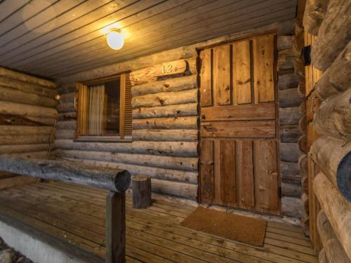 萨拉Holiday Home Kelomaja 12b by Interhome的带门的小木屋内部视图