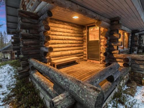 萨拉Holiday Home Kelomaja 12b by Interhome的甲板上有长凳的小木屋
