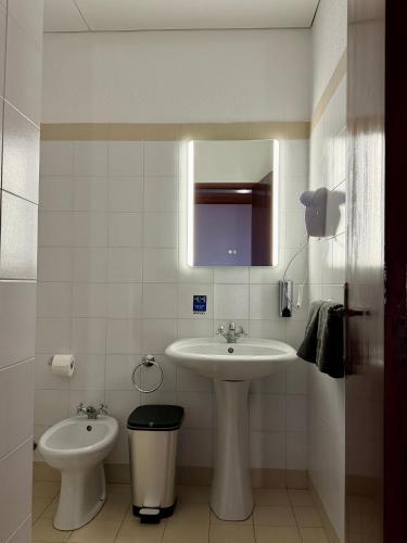 a bathroom with a sink and a toilet at Habitación con estacionamiento y baño privado in Funchal