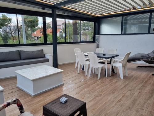 Ruang duduk di Super Luks, Denize 100 Metre, Ruya Evi 1