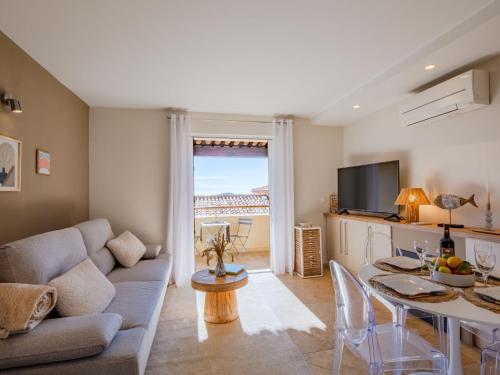 un salon avec un canapé et une table dans l'établissement Holiday Home Le Bougainvillier by Interhome, à Sainte-Maxime