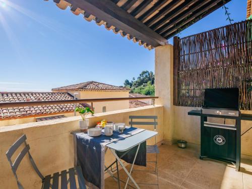 un patio avec une table et des chaises sur un balcon dans l'établissement Holiday Home Le Bougainvillier by Interhome, à Sainte-Maxime