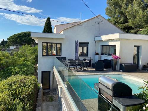 une maison avec une piscine devant une maison dans l'établissement Villa Vue Mer, à Sète