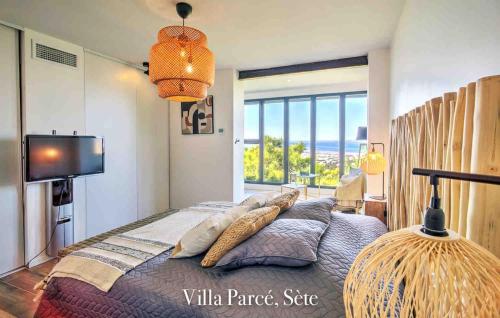 une chambre avec un lit avec une grande fenêtre dans l'établissement Villa Vue Mer, à Sète
