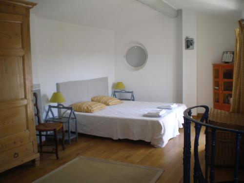 une chambre avec un lit, une table et des chaises dans l'établissement Campanina, à Bonnieux