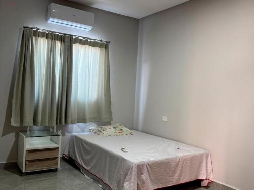 ein kleines Schlafzimmer mit einem Bett und einem Fenster in der Unterkunft Casa Barra São Miguel in Barra de São Miguel