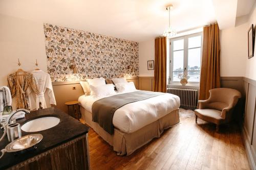 Ένα ή περισσότερα κρεβάτια σε δωμάτιο στο Villa front de mer proche St Malo ,Dinard, Dinan