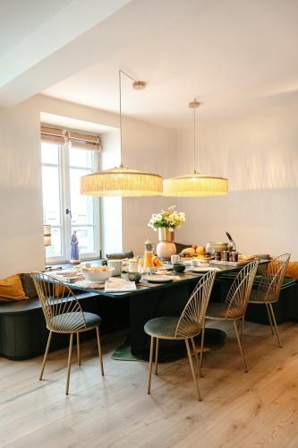 une salle à manger avec une table et des chaises dans l'établissement Villa front de mer proche St Malo ,Dinard, Dinan, à Pleudihen-sur-Rance