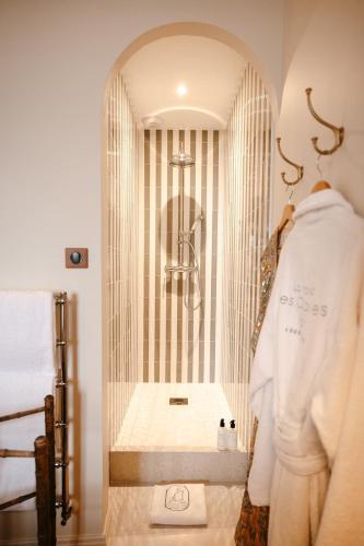 une salle de bain avec douche et lavabo dans l'établissement Villa front de mer proche St Malo ,Dinard, Dinan, à Pleudihen-sur-Rance