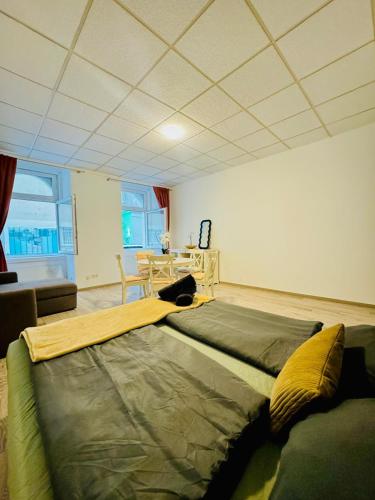 Posteľ alebo postele v izbe v ubytovaní Amazing 2BR Apartment Near Praterstern