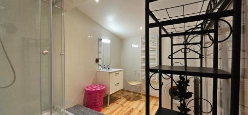 La salle de bains est pourvue d'une douche à l'italienne et d'une paroi en verre. dans l'établissement Le refuge en campagne country, à Nébias