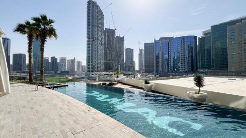 Bay's Edge, Luxury Canal View 2BR in Business Bay