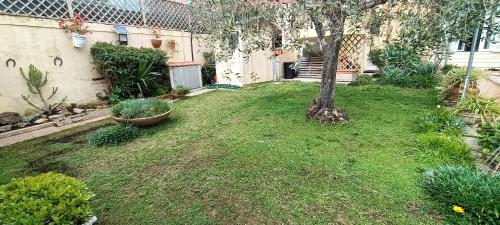 A garden outside Casa in giardino