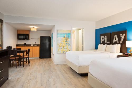 セント・ピート・ビーチにあるSirata Saint Pete Beachのベッド2台とキッチン付きのホテルの部屋