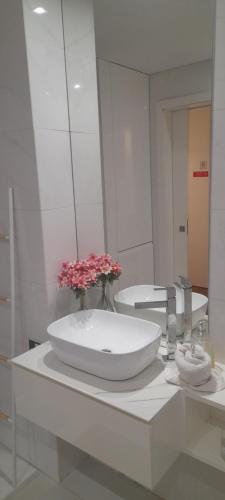 Un baño con dos lavabos y un espejo grande. en Ria Palace Apartment, en Aveiro
