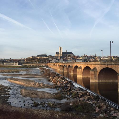 un pont sur une rivière enneigée dans l'établissement Cafe Velo Nevers, à Nevers